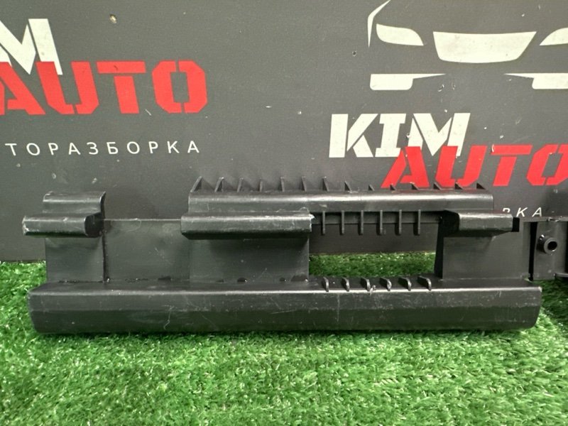 Кронштейн накладки порога Audi A6 quattro 2007 C6