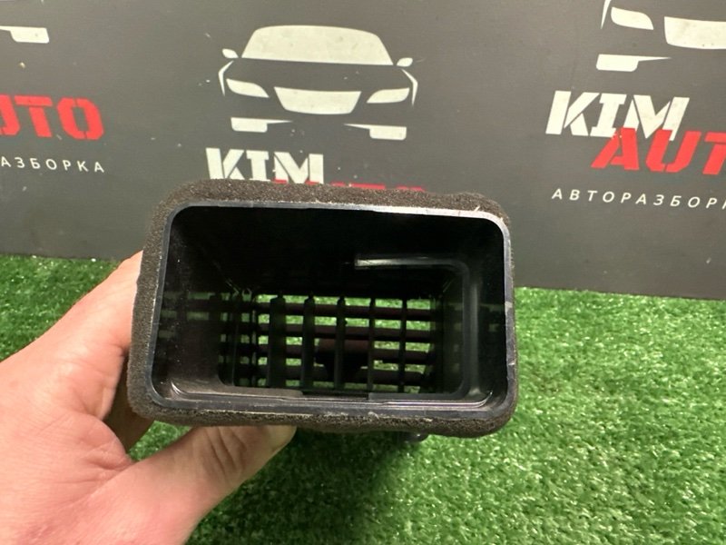 Дефлектор отопителя центральный Kia Sportage 2 2009 KM