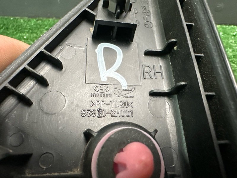 Накладка двери треугольник Hyundai Elantra 4 HD 06-11 2007