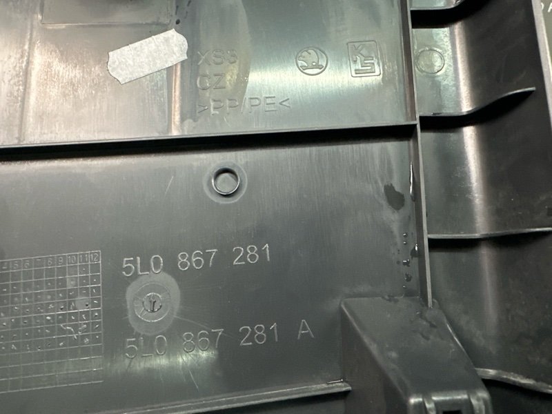 Накладка центральной стойки нижняя Skoda Yeti 2014