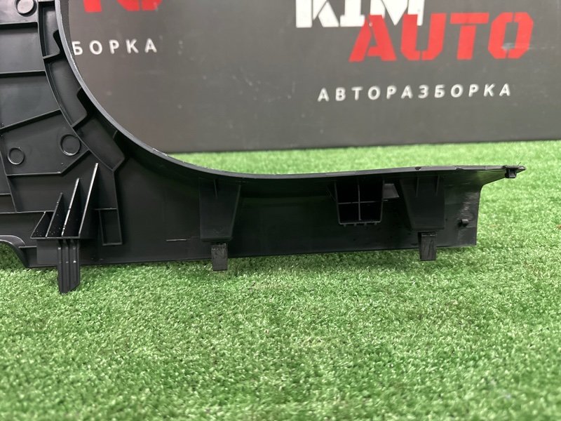 Накладка центральной стойки нижняя Skoda Yeti 2014