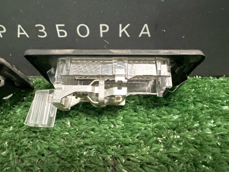 Плафон подсветки номера Skoda Yeti 2014