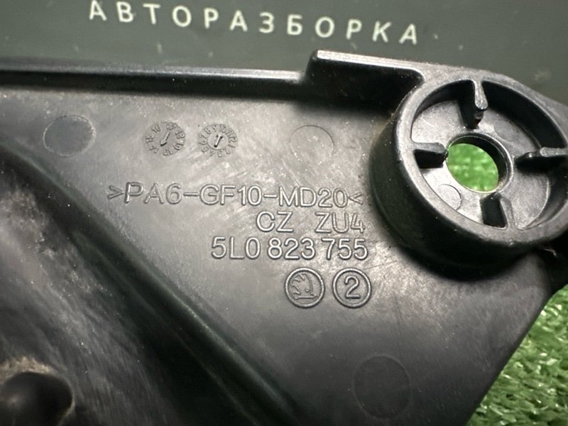 Накладка(кожух) замка капота Skoda Yeti 2014