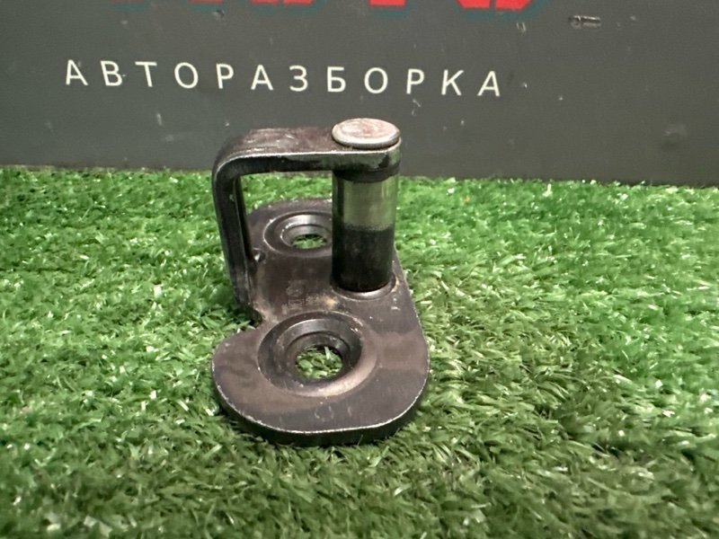 Ответная часть замка багажника Skoda Yeti 2014