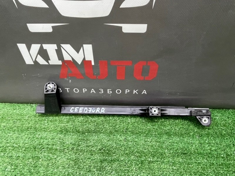 Направляющая стекла двери Kia Ceed 1 HB 2011 ED
