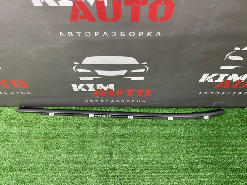 Уплотнитель стекла наружный (Бархотка) Kia Ceed 1 HB 2011 ED