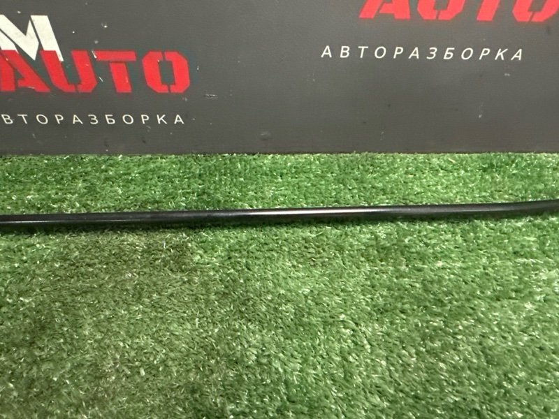 Упор капота Skoda Yeti 2014