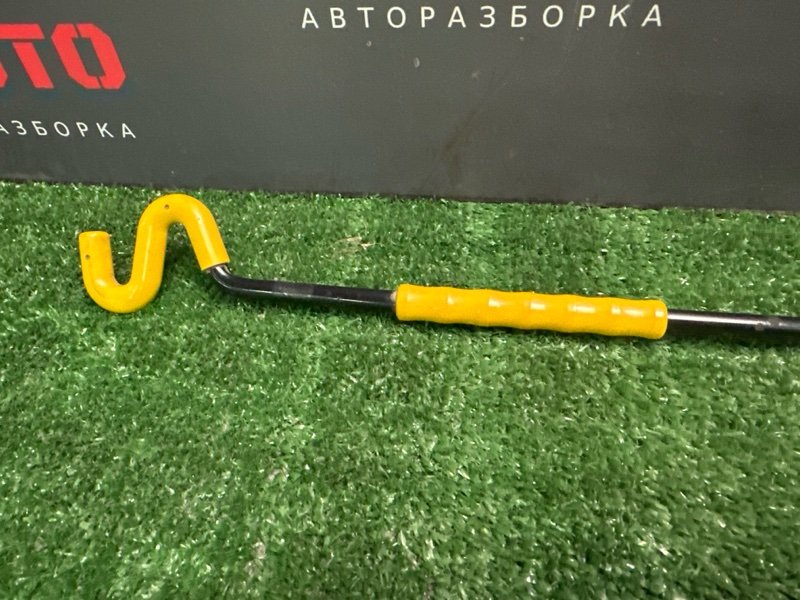 Упор капота Skoda Yeti 2014