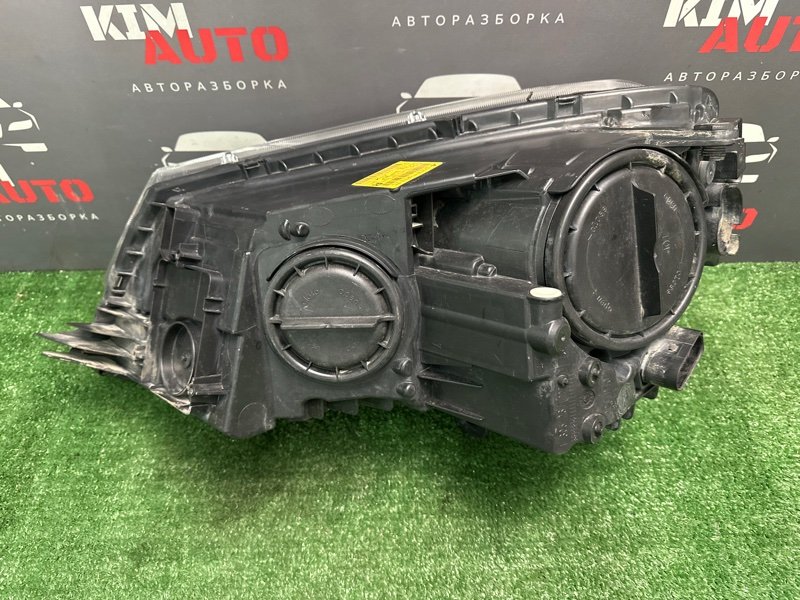 Фара с повреждениями Skoda Yeti 2014