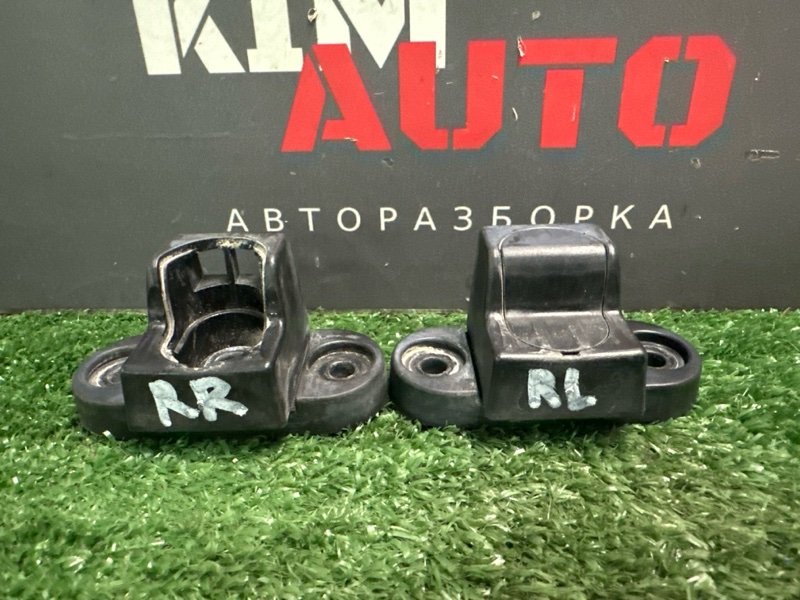 Отбойник крышки багажника Skoda Yeti 2014