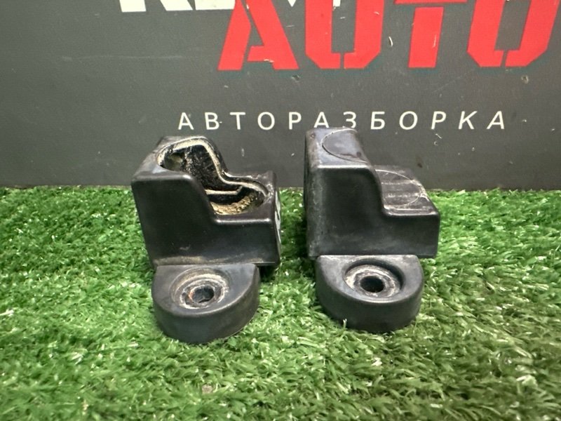 Отбойник крышки багажника Skoda Yeti 2014