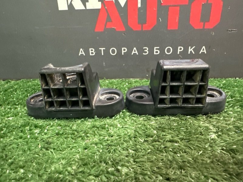Отбойник крышки багажника Skoda Yeti 2014