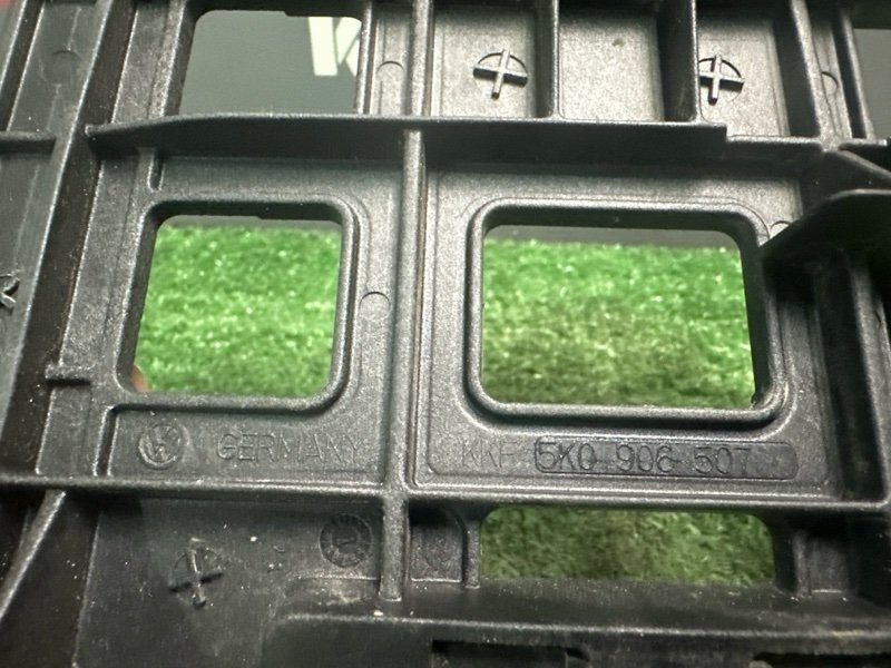 Кронштейн блока управления двигателем Skoda Yeti 2014