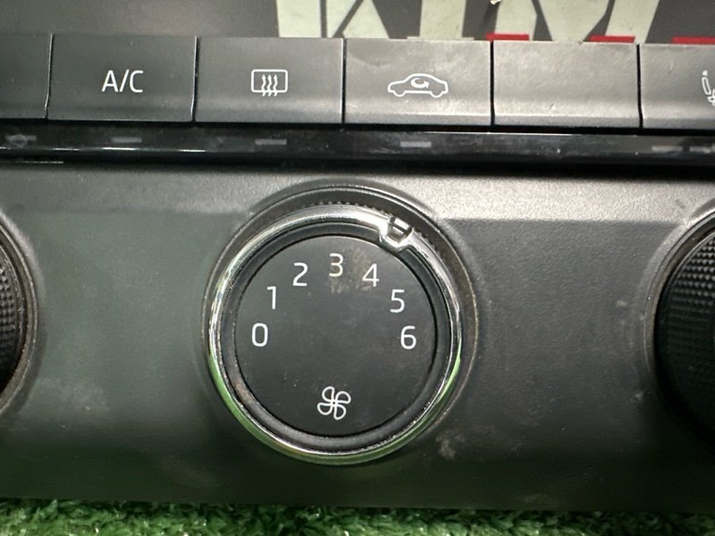 Блок управления отопителем Skoda Octavia 2014 A7