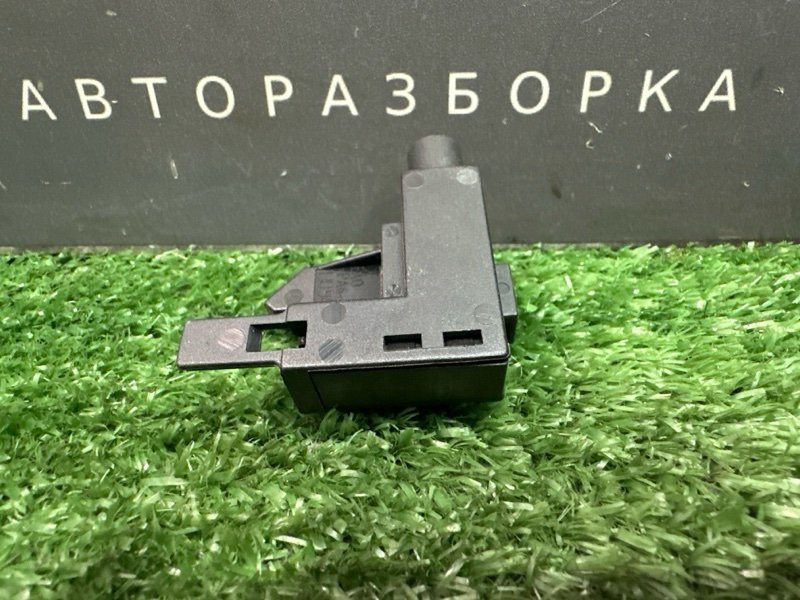Концевик ручника Skoda Octavia 2014 A7