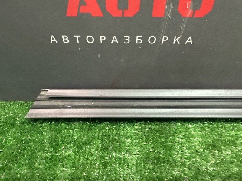 Уплотнитель стекла(бархотка) внутренний Skoda Octavia 2014 A7