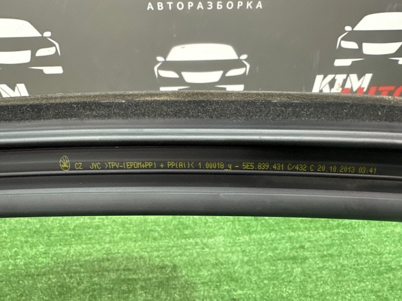 Уплотнитель стекла направляющий Skoda Octavia 2014 A7