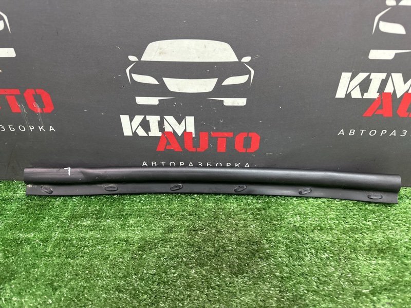 Уплотнитель капота Skoda Octavia 2014 A7