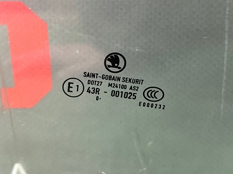 Стекло двери Skoda Fabia 2 2011