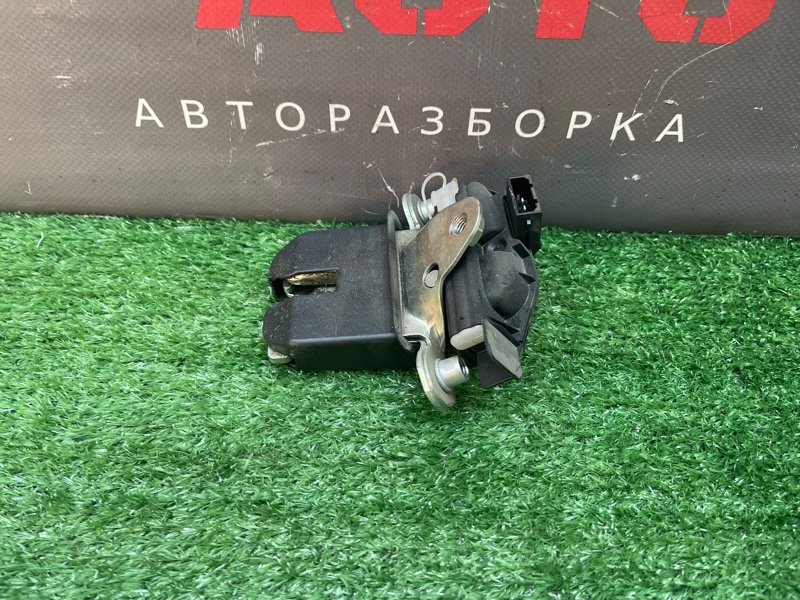 Замок крышки багажника Skoda Fabia 2 2011