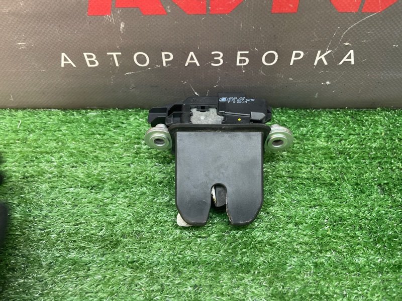 Замок крышки багажника Skoda Fabia 2 2011