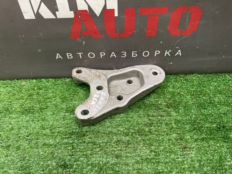 Кронштейн подушки двигателя Skoda Fabia 2 2011