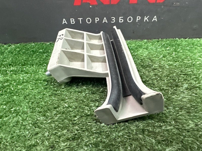 Направляющая стекла двери Kia Rio X 2021