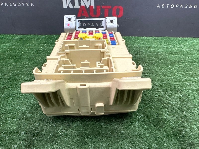 Блок предохранителей салонный Kia Rio X 2021