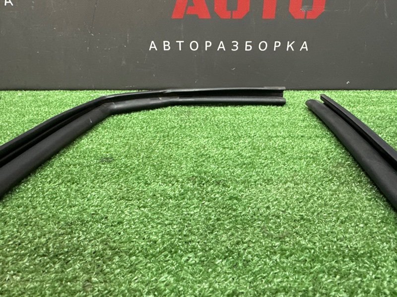 Уплотнитель стекла направляющий Kia Rio 3 2014 QB