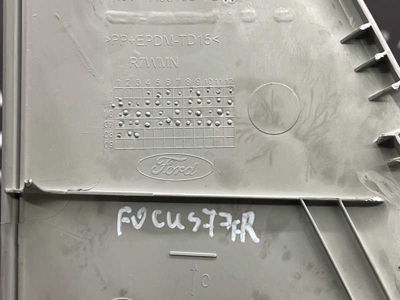 Накладка стойки лобового стекла Ford Focus 2 2009 CB