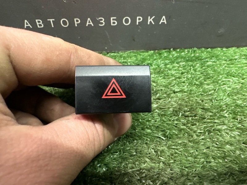 Кнопка аварийной сигнализации Volkswagen Polo 2017