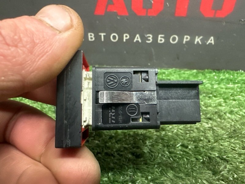 Кнопка аварийной сигнализации Volkswagen Polo 2012