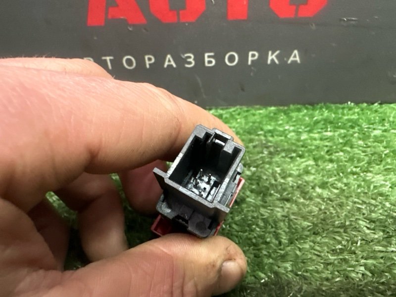 Кнопка аварийной сигнализации Volkswagen Polo 2012