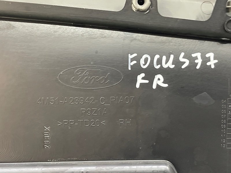 Обшивка двери Ford Focus 2 2009 CB