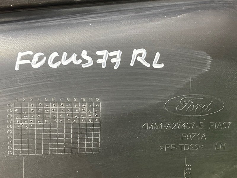 Обшивка двери Ford Focus 2 2009 CB