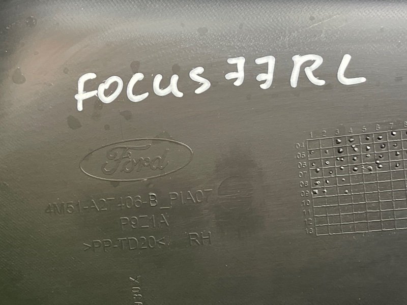 Обшивка двери Ford Focus 2 2009 CB