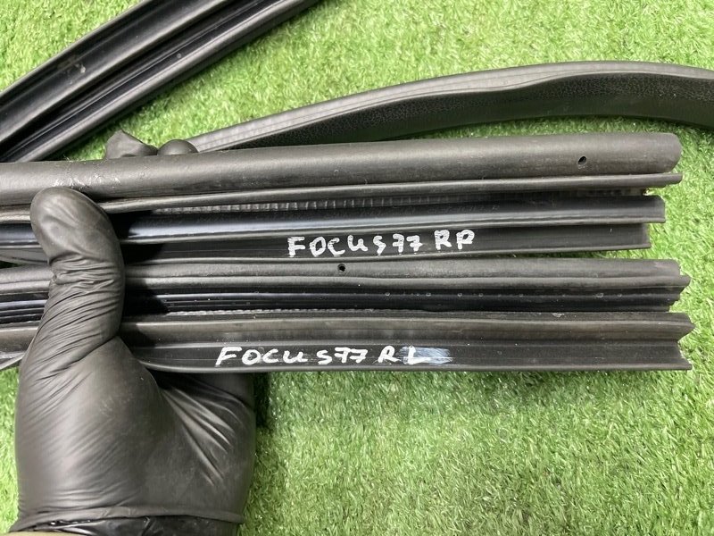 Уплотнитель проема двери Ford Focus 2 2009 CB