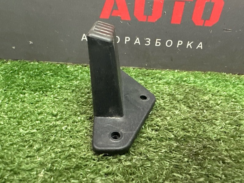 Отбойник крышки багажника Ford Focus 3 2012 MK3