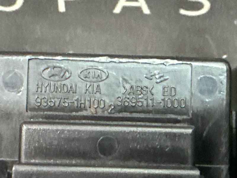 Кнопка стеклоподъемника Kia Ceed 1 HB 2010 ED