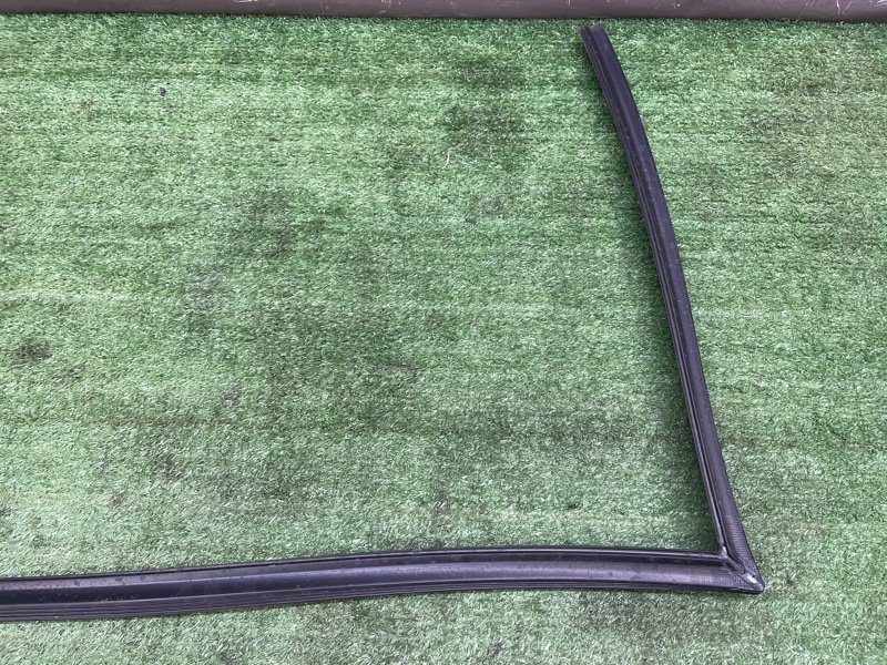 Уплотнитель стекла направляющий Hyundai Sonata 7 2018