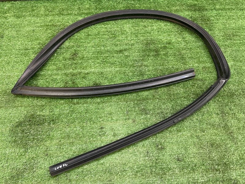 Уплотнитель стекла направляющий Hyundai Sonata 7 2018