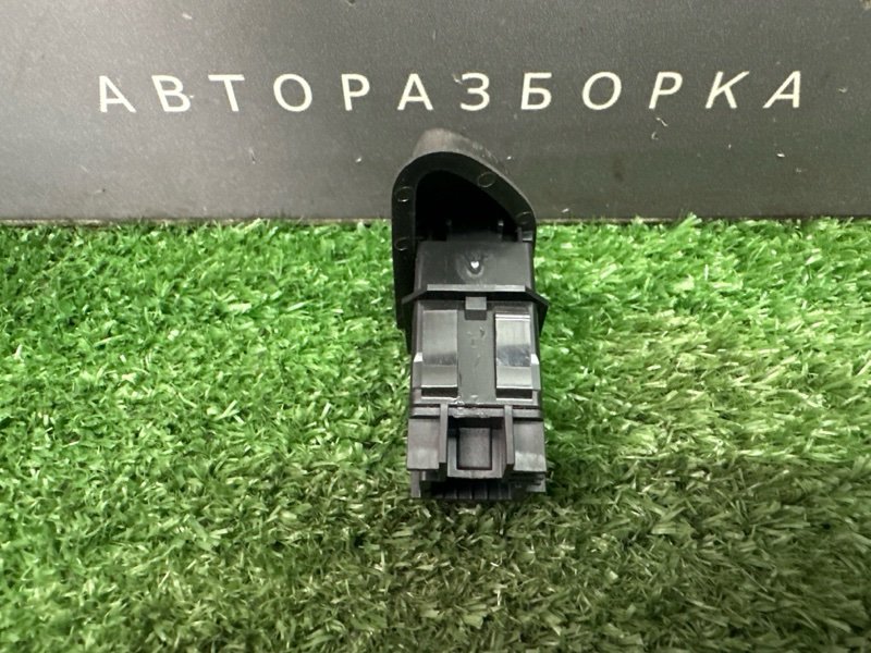Кнопка аварийной сигнализации Renault Kaptur 2017