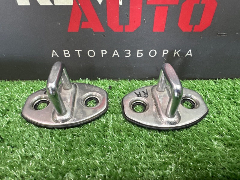 Ответная часть замка двери Skoda Yeti 2014