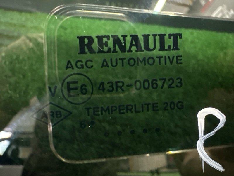 Стекло глухое заднее Renault Kaptur 2017