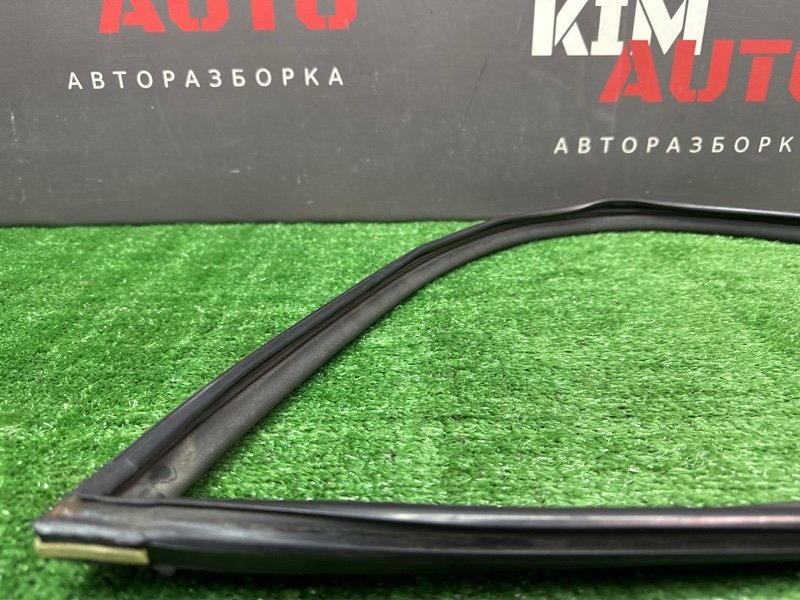 Уплотнитель стекла направляющий Hyundai Solaris 1 2013