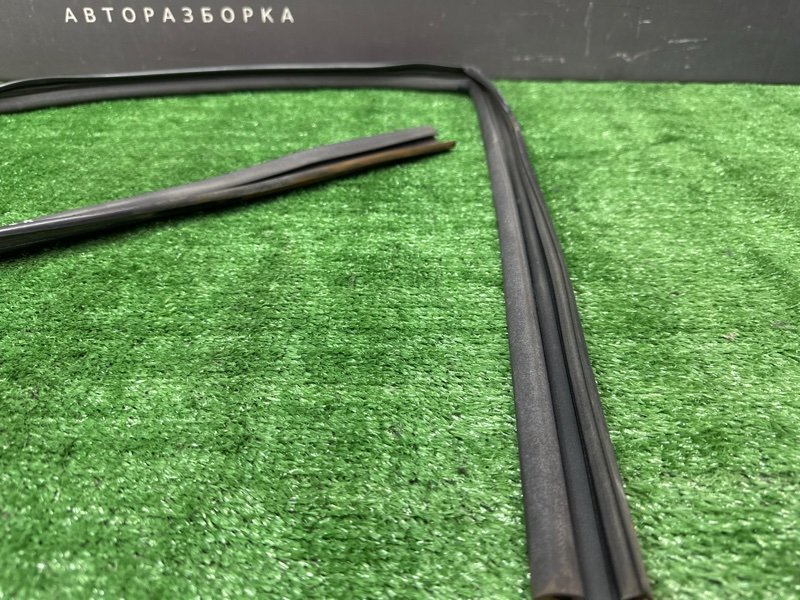 Уплотнитель стекла направляющий Hyundai Solaris 1 2013