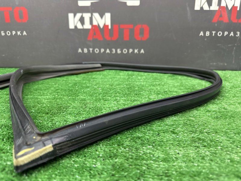 Уплотнитель стекла направляющий Hyundai Solaris 1 2013