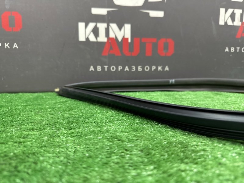Уплотнитель стекла направляющий Hyundai Solaris 1 2013
