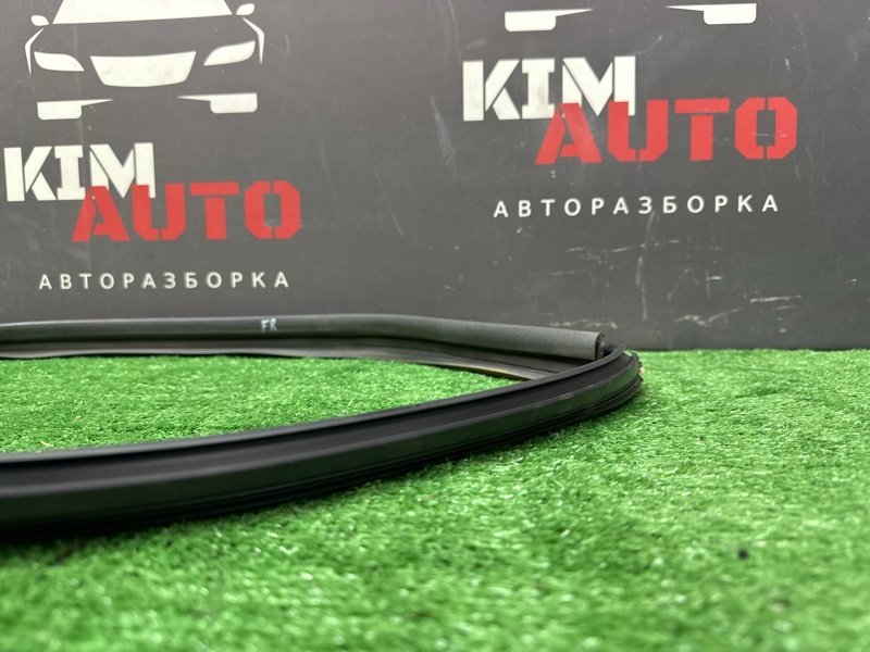 Уплотнитель стекла направляющий Hyundai Solaris 1 2013