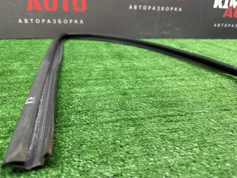 Уплотнитель стекла направляющий Hyundai Solaris 1 2013